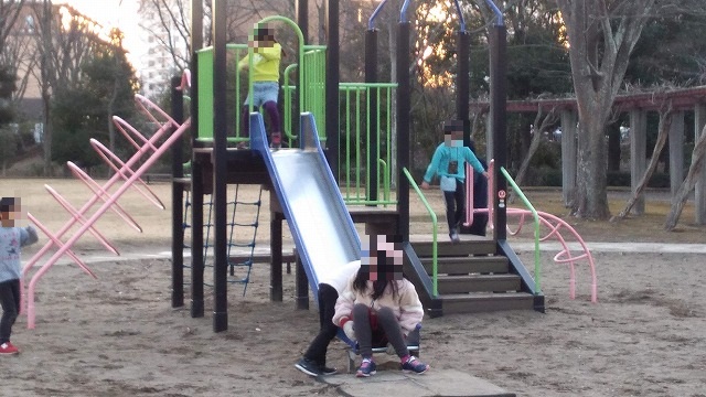 公園の遊具で遊ぶ子ども達