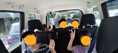 盛り上がった車内