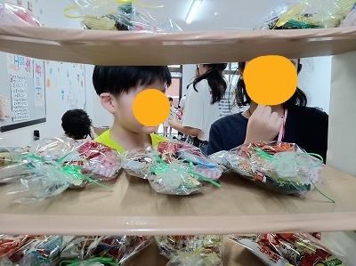駄菓子を選ぶ様子
