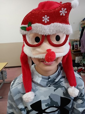 クリスマスパーティグッズをつけて遊ぶ様子